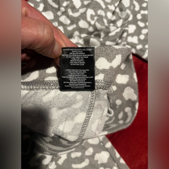 3 piece women’s pajama set. NWOT never worn XL White/gray leopard print - Picture 13 of 16